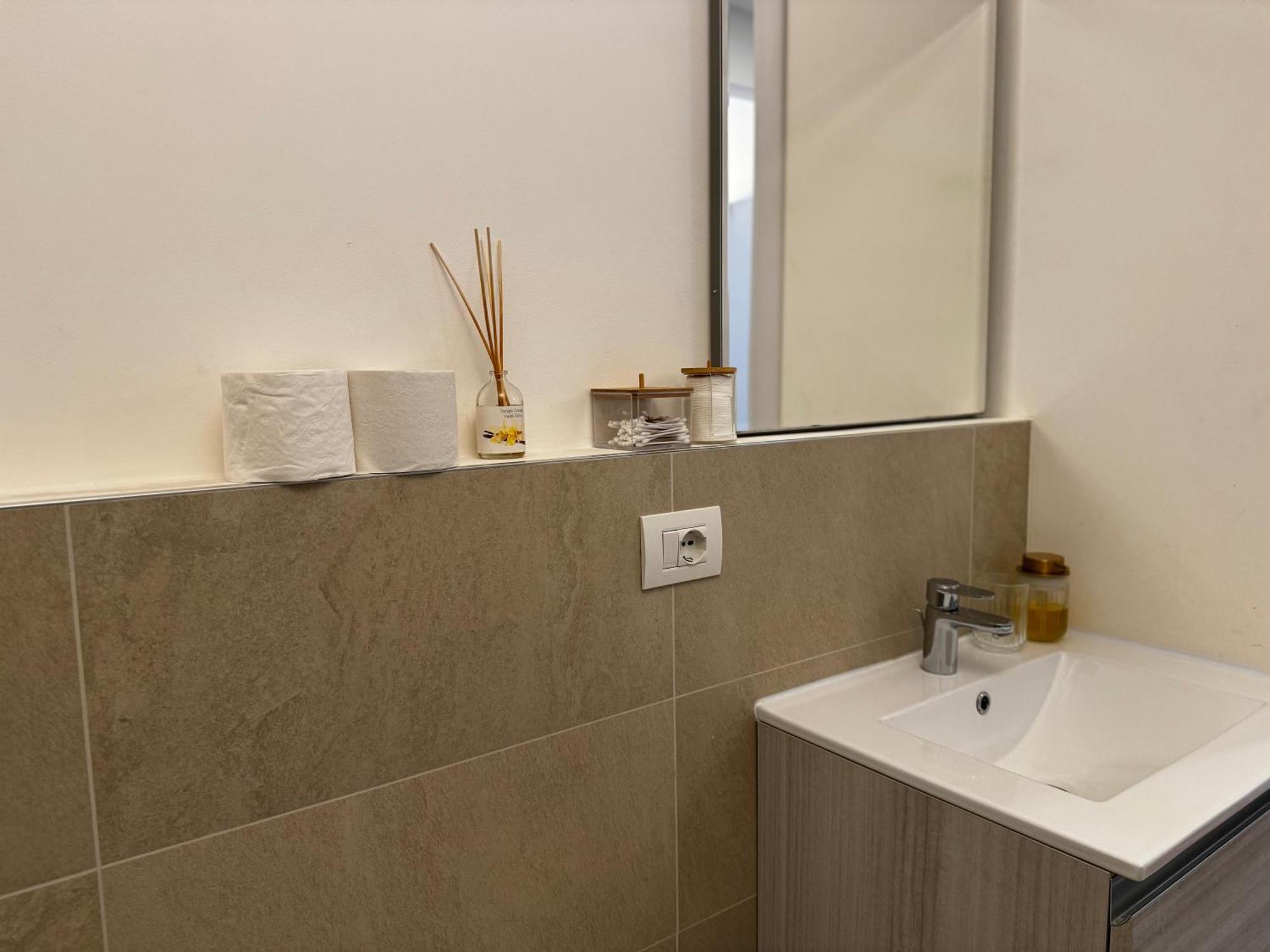 Regina In Sky Santa Giulia - Sky Tv, Wifi E Breakfast Box Appartement Milaan